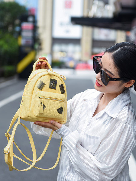 Νέο μοντέλο μικρό γυναικείο σακίδιο πλάτης με μεταλλικά εμβλήματα