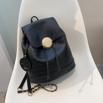 Γυναικείο σακίδιο πλάτης από οικολογικό δέρμα με μεταλλικό κούμπωμα και κορδόνια