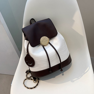 Γυναικείο σακίδιο πλάτης από οικολογικό δέρμα με μεταλλικό κούμπωμα και κορδόνια