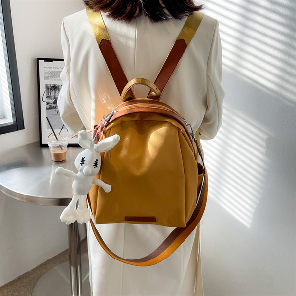 Moteriška dirbtinės odos kuprinė su 3D dekoracija