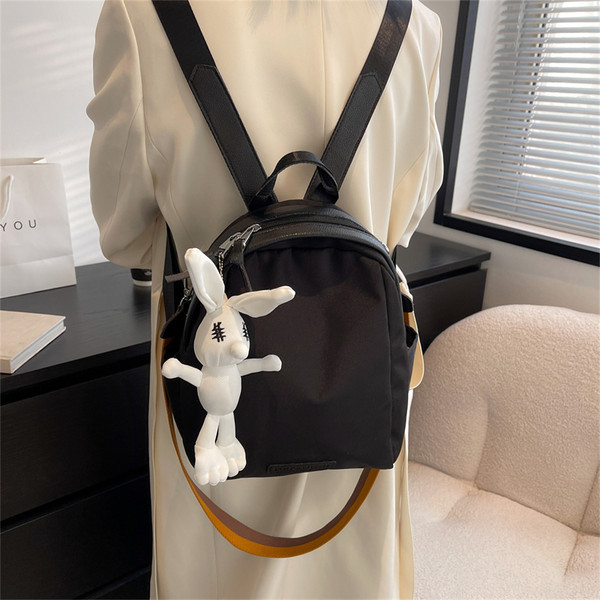 Moteriška dirbtinės odos kuprinė su 3D dekoracija