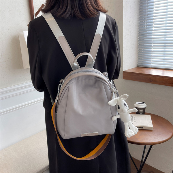 Moteriška dirbtinės odos kuprinė su 3D dekoracija