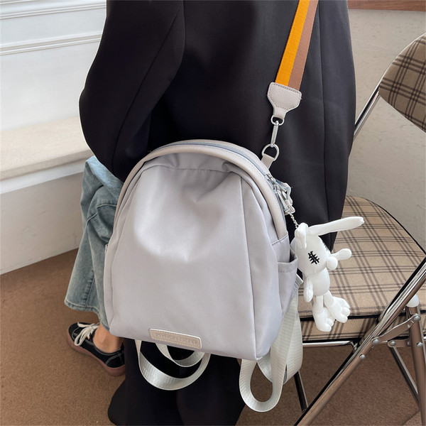 Moteriška dirbtinės odos kuprinė su 3D dekoracija