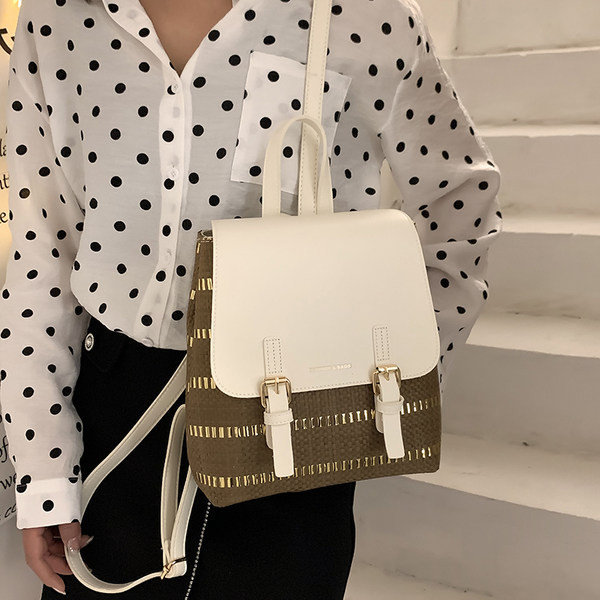 Γυναικείο καθημερινό σακίδιο από οικολογικό δέρμα με μεταλλική αγκράφα και επιγραφή