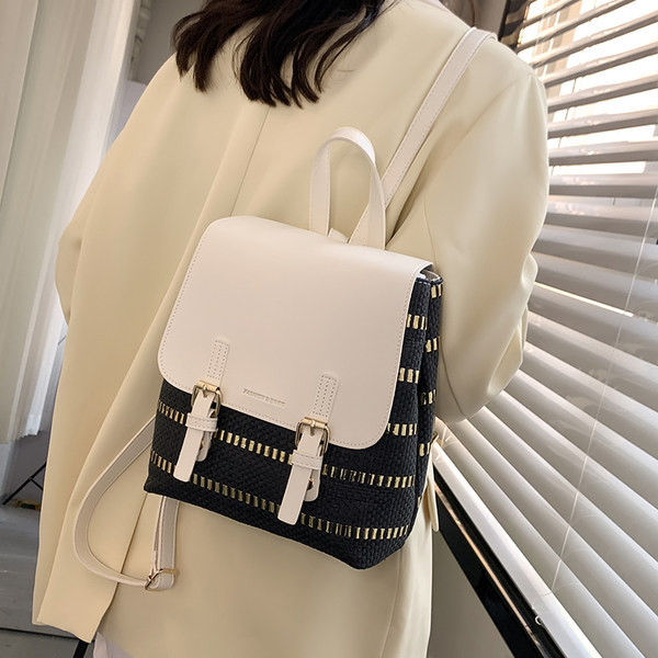 Γυναικείο καθημερινό σακίδιο από οικολογικό δέρμα με μεταλλική αγκράφα και επιγραφή