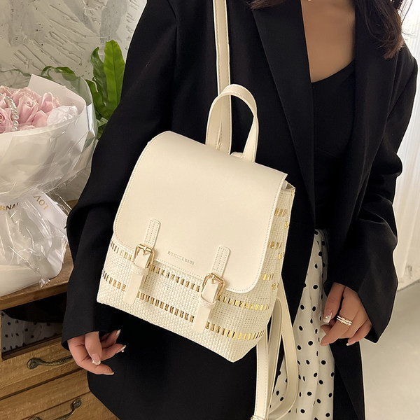 Γυναικείο καθημερινό σακίδιο από οικολογικό δέρμα με μεταλλική αγκράφα και επιγραφή