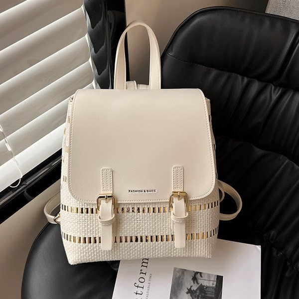 Γυναικείο καθημερινό σακίδιο από οικολογικό δέρμα με μεταλλική αγκράφα και επιγραφή