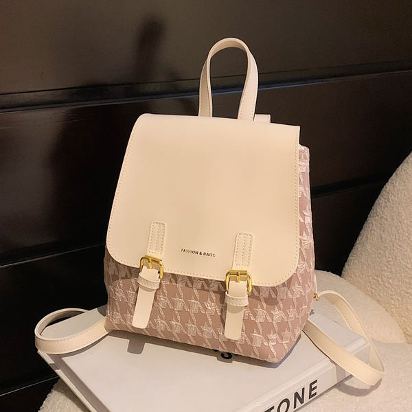 Moderan ženski ruksak s metalnim kopčanjem