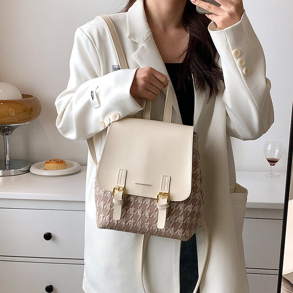 Moderan ženski ruksak s metalnim kopčanjem