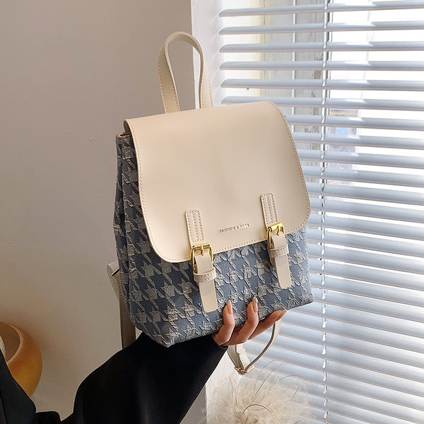 Moderan ženski ruksak s metalnim kopčanjem