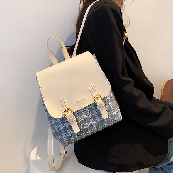 Moderan ženski ruksak s metalnim kopčanjem