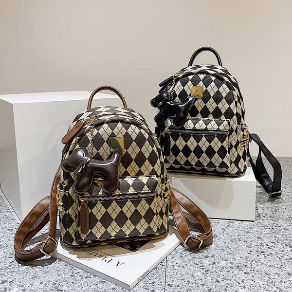 Naiste seljakott ripatsi ja lukuga