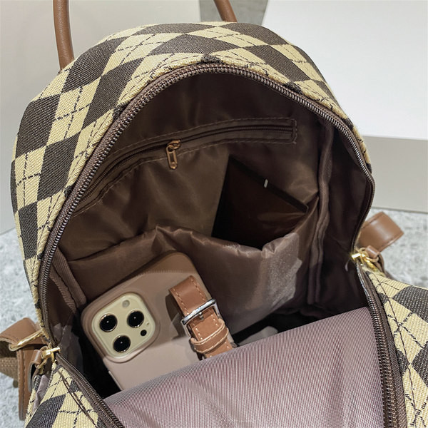 Naiste seljakott ripatsi ja lukuga