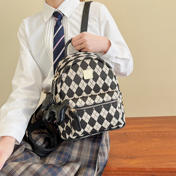 Naiste seljakott ripatsi ja lukuga