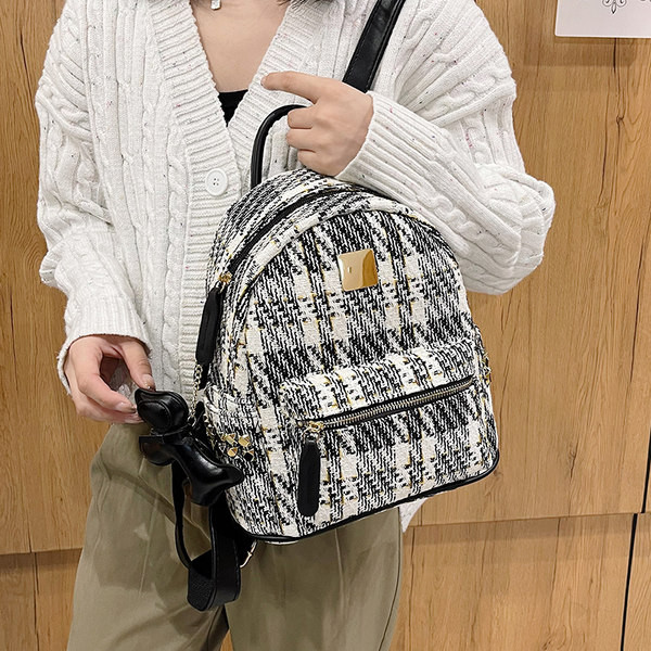 Naiste ruuduline tekstiilist seljakott mitmes suuruses metallist kaunistusega