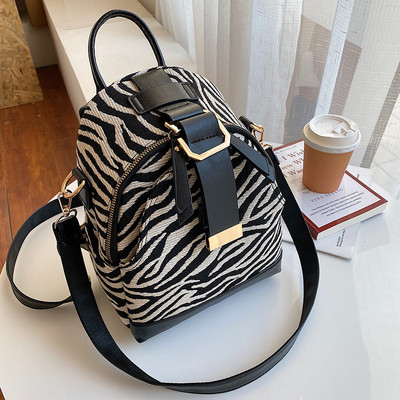 Μοντέρνο γυναικείο σακίδιο πλάτης με μεταλλικό κούμπωμα