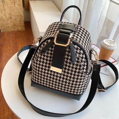 Μοντέρνο γυναικείο σακίδιο πλάτης με μεταλλικό κούμπωμα