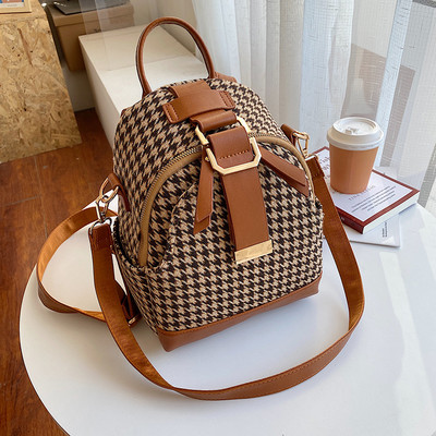 Μοντέρνο γυναικείο σακίδιο πλάτης με μεταλλικό κούμπωμα