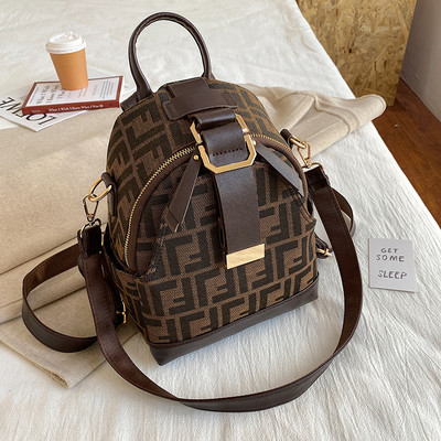 Μοντέρνο γυναικείο σακίδιο πλάτης με μεταλλικό κούμπωμα