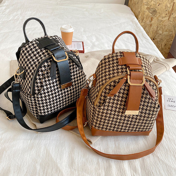 Μοντέρνο γυναικείο σακίδιο πλάτης με μεταλλικό κούμπωμα