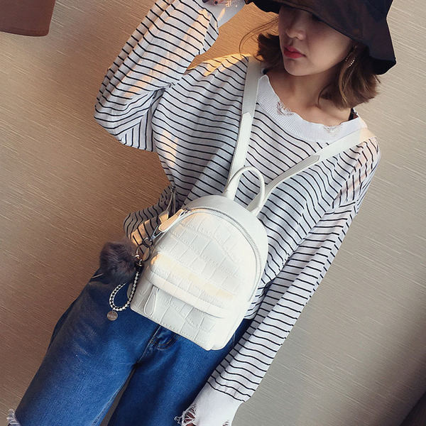 Moderan ženski kožni ruksak u bijeloj i crnoj boji