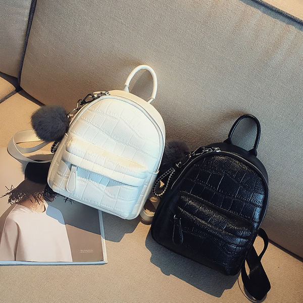 Moderan ženski kožni ruksak u bijeloj i crnoj boji