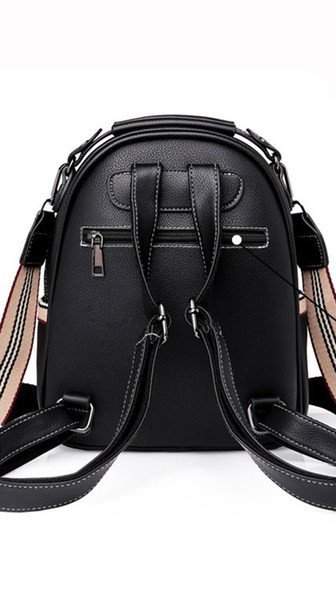 Μοντέρνο γυναικείο σακίδιο πλάτης από οικολογικό δέρμα με μεταλλική διακόσμηση