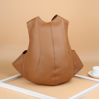 Uut mudelit kirjaga seljakott