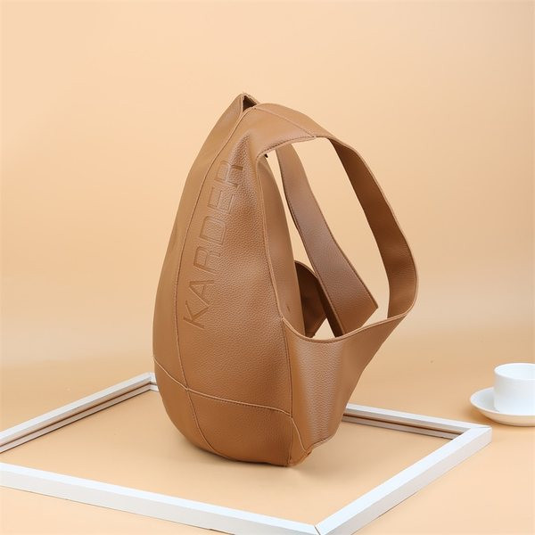 Uut mudelit kirjaga seljakott