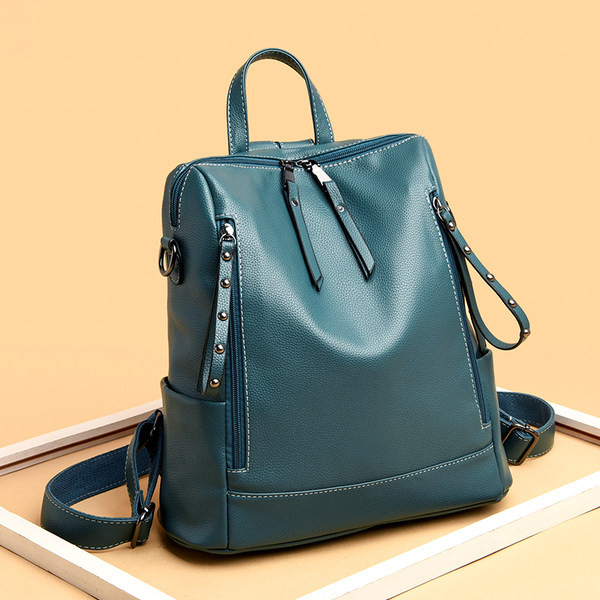 Ženski ruksak od umjetne kože s metalnim zakovicama