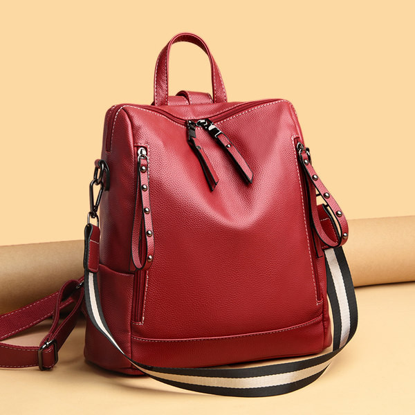 Ženski ruksak od umjetne kože s metalnim zakovicama