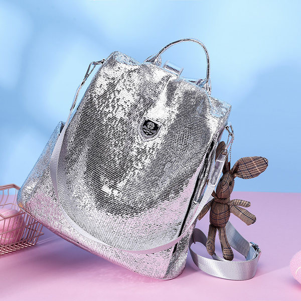 Ženski ruksak sa sjajnim efektom i metalnim ukrasom