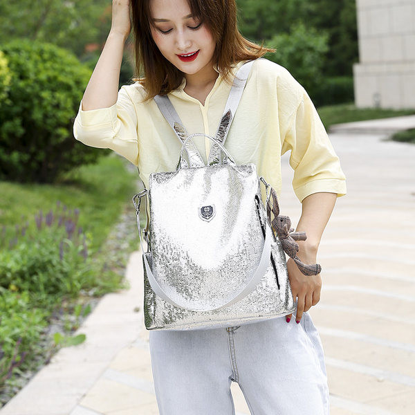 Ženski ruksak sa sjajnim efektom i metalnim ukrasom