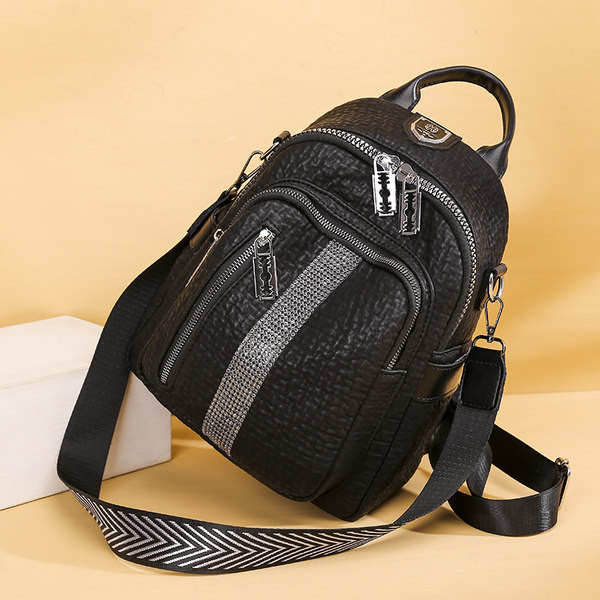 Ženski svakodnevni ruksak od eko kože sa metalnim ukrasom