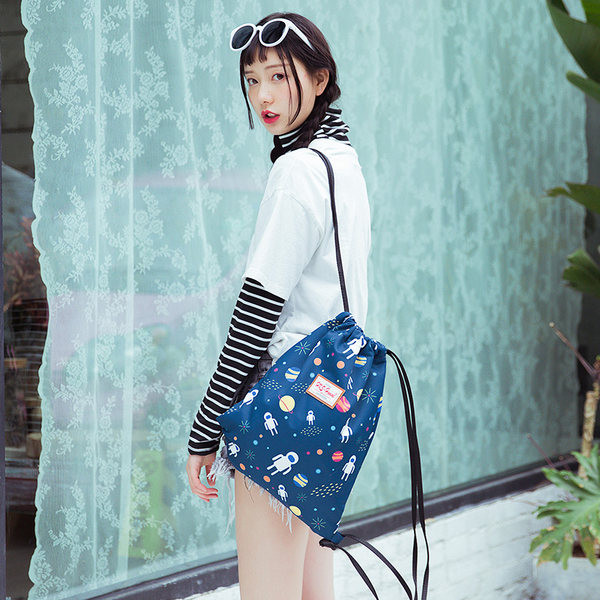 Drobinė moteriška kuprinė su aplikacijomis