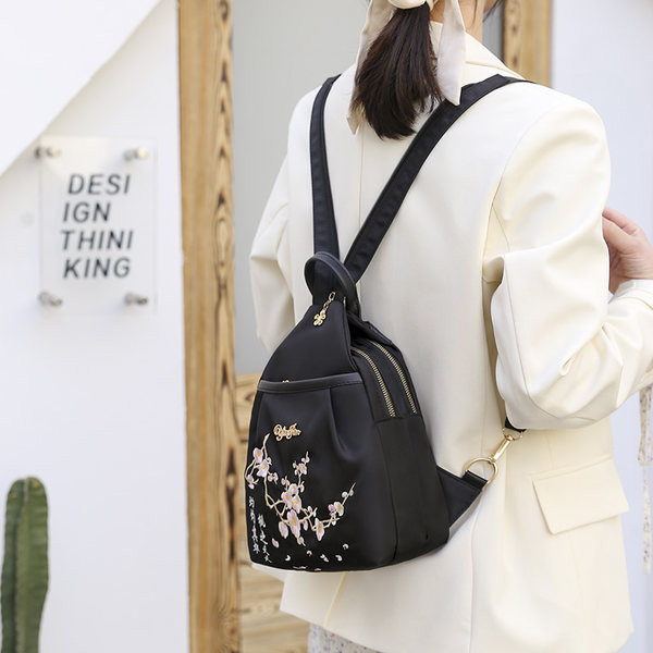 Ženski tekstilni ruksak s vezom