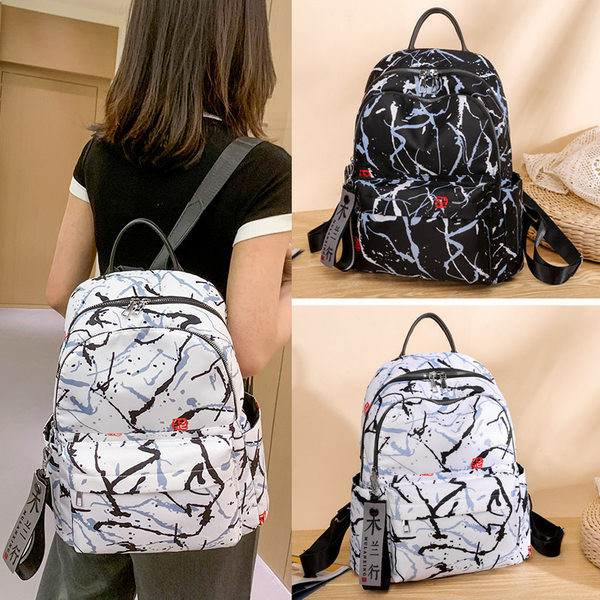 Ženski ruksak s džepovima u bijeloj i crnoj boji