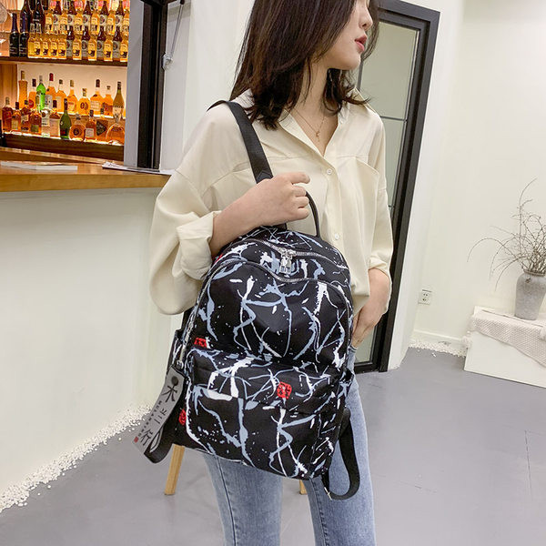 Ženski ruksak s džepovima u bijeloj i crnoj boji