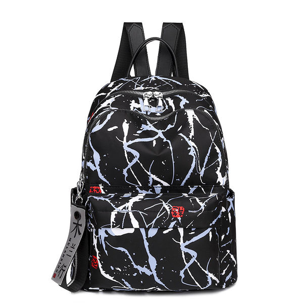 Ženski ruksak s džepovima u bijeloj i crnoj boji