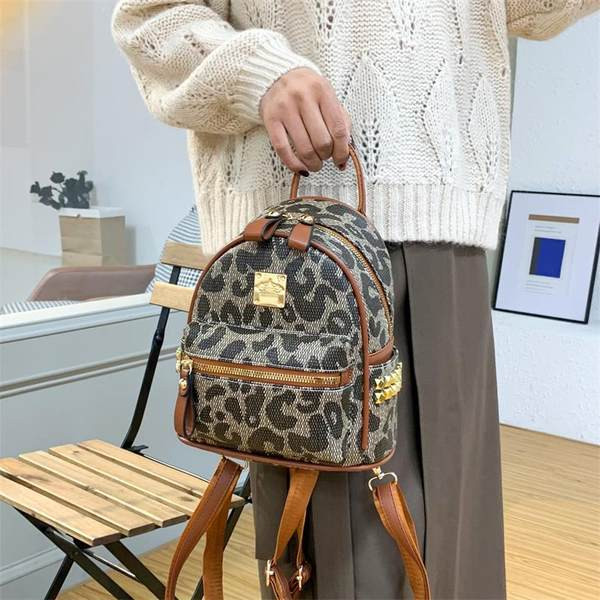 Ženski ruksak s prednjim džepom i patentnim zatvaračem - više boja