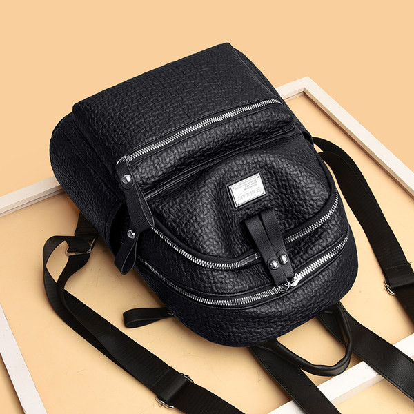 Svakodnevni ruksak od umjetne kože s crnim patentnim zatvaračima