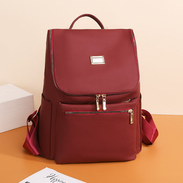 Novi model ženskog kožnog ruksaka sa metalnim amblemom