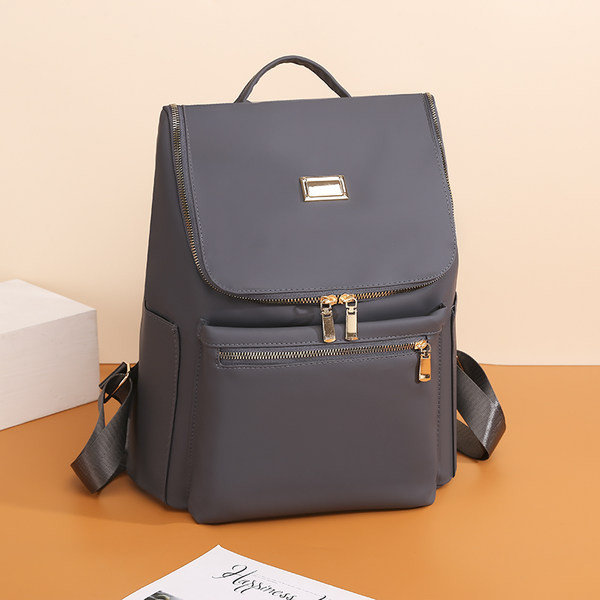 Novi model ženskog kožnog ruksaka sa metalnim amblemom