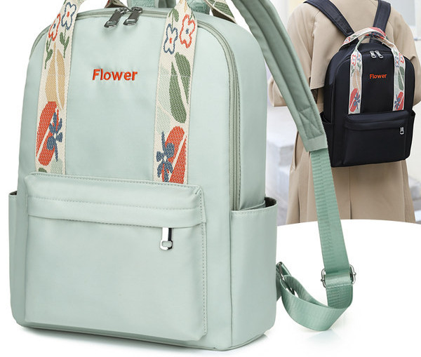 Naiste igapäevane seljakott tikitud kirja ja taskuga