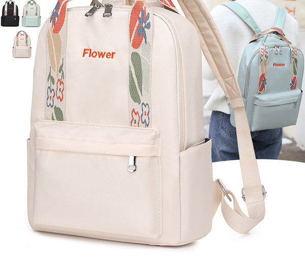 Naiste igapäevane seljakott tikitud kirja ja taskuga