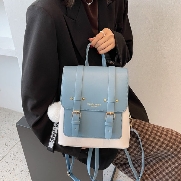 Ženski kožni ruksak sa natpisom i metalnom kopčom