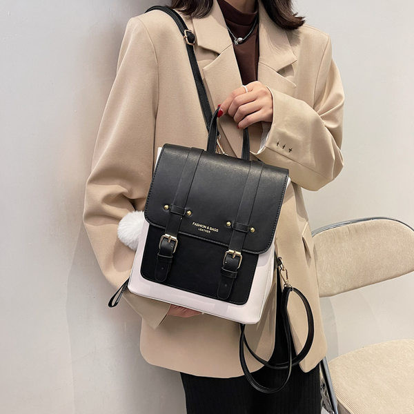 Ženski kožni ruksak sa natpisom i metalnom kopčom