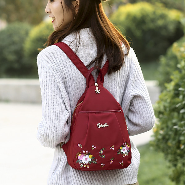 Ženski ruksak s vezom i metalnim elementom