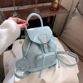 Mali ženski ruksak s metalnim kopčanjem