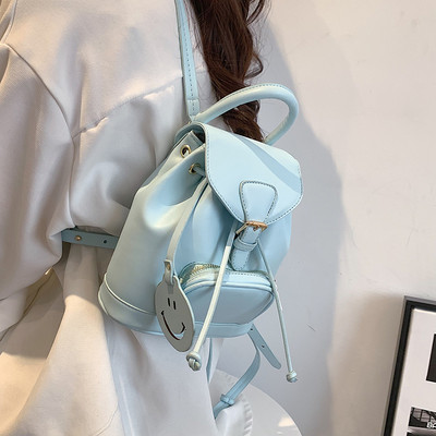 Mali ženski ruksak s metalnim kopčanjem